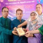 নওগাঁয় আমের মুকুলের মৌ মৌ ঘ্রানে মুখরিত আকাশ বাতাস, পরিচর্যায় ব্যস্ত আম বাগানের মালিকরা 