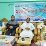 মানিকগঞ্জে স্কুল স্থানান্তরের প্রতিবাদে মানববন্ধন, বিক্ষোভ মিছিল