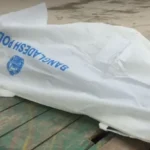 চিলমারীতে বিয়ের দাবিতে প্রেমিকার বাড়িতে মামীর অনশন