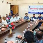 শ্যামনগরে সড়কে অবৈধভাবে ডাম্পার পরিচালনাকালে মোবাইলকোর্টে জরিমানা