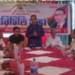 কচুয়ায় এসএসসি পরীক্ষার্থীদের মাঝে শিক্ষা উপকরণ বিতরণ করেন খান মনিরুল ইসলাম