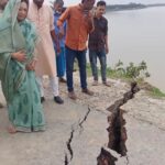শ্যাামনগরে ফাটলকৃত বেড়ি বাঁধ পরিদর্শনে ইউএনও রণী খাতুন
