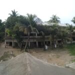 বিটুমিনের কালো ধোঁয়ায় ব্যাহত হচ্ছে বিদ্যালয়ের লেখা-পড়া,মারাত্মক স্বাস্থ্য ঝুঁকিতে শিক্ষক -শিক্ষার্থীরা
