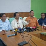 বিয়ের দাবিতে হিন্দু প্রেমিকের বাড়িতে মুসলিম নারী