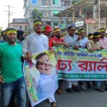 চিরিরবন্দরে পানির স্রোত ও কচুরিপানার চাপে ভাঙল বাঁশের সাঁকো, শত মানুের ভোগান্তিতে।