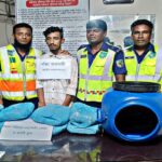 স্বর্ণপদকপ্রাপ্ত চিংড়ি চাষী রিপনকে শিক্ষার্থীদের ফুলেল শুভেচ্ছা