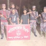 নওগাঁয় আত্রাই নদীর বেড়িবাঁধ ভেঙ্গে লোকালয়ে ঢুকছে পানি