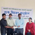 সাতক্ষীরায় পাট দিয়ে তৈরি দুর্গা প্রতিমা দেখতে নানা পেশার মানুষ