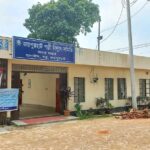 ১২ কেজি গাঁজাসহ এক মাদক ব্যবসায়ীকে আটক করছে-পুলিশ