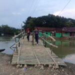 শারদীয় দুর্গাপূজা উপলক্ষে চা শ্রমিকদের মাঝে শাড়ি বিতরণ