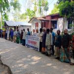 বেনাপোল মাধ্যমিক বিদ্যালয়ের প্রধান শিক্ষকের বিবৃতি প্রদান।