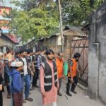 দেবীগঞ্জের কালীগঞ্জ বাজারে ভোটারদের সাথে কুশল বিনিময় করলেন আজাদ হোসেন আজাদ