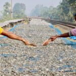সিরাজগঞ্জে বালুবাহী ট্রাকের নিয়ন্ত্রণ হারিয়ে বৈদ্যুতিক খুঁটি ও দোকানে ধাক্কা