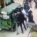 মতলবে ছিনতাইকালে গণপিটুনি, দুই তরুণকে পুলিশে সোপর্দ