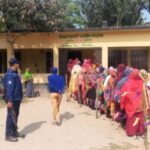 মাদারীপুরে দুই নাতির কাঁধে ভর করে ভোট দিলেন বৃদ্ধা আনোয়ারা বেগম