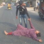 নিম্নমানের সামগ্রী দেখে ক্ষোভে ফেটে পড়ল জনতা, তারাগঞ্জে সড়ক নির্মাণ কাজ বন্ধ