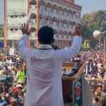 শরীয়তপুরে বিস্ফোরক মামলার পলাতক আসামী প্রকাশ্যে ফুলের মালা পরালো বিএনপি প্রার্থীকে