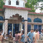 বেনাপোলে পাসপোর্ট যাত্রীর কাছ থেকে ৩০ হাজার টাকা ছিনিয়ে নেওয়ার অভিযোগে ৩ ছিনতাইকারীকে আটক।