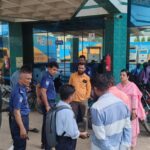 বেনাপোল সীমান্ত এলাকায় বিজিবি’র অভিযানে বাগদা চিংড়ি পোনা ও কসমেটিকস সামগ্রী আটক করেন।