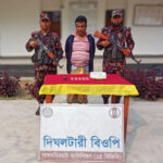 বেনাপোলের কায়বা সীমান্তে বিজিবির অভিযানে জাল টাকা ও ক্রিস্টাল মেথ আইস আটক 