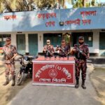 পদ্মা নদীর তীর রক্ষাবাঁধের কাজ বন্ধ করে বিএনপি নেতার ঘোষণা, “এখানে কাজ করবে শুধু আমাদের লোক”