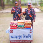 বেনাপোল স্থলবন্দর এলাকায় একটি আধুনিক মানের হাসপাতালের দাবিতে মানববন্ধন কর্মসূচিতে তীব্র যানজট সৃষ্টি হয়