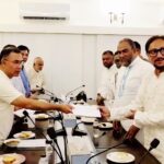 চিরিরবন্দরে যাত্রীবাহী অটোরিকশায় ড্রাম ট্রাকের ধাক্কা,আগুন দিল বিক্ষুব্ধ জনতা।