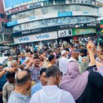 শ্যামনগরে একটি দোকানের ভিতর থেকে বড় অজগর সাপ উদ্ধার