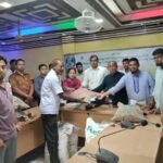 কাঠ-হাতুড়ির শব্দে মুখর জেলে পল্লী; সুন্দরবনের মৌসুমে বোট নির্মাণে ব্যস্ত কারিগররা
