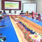 শ্যামনগরে একটি দোকানের ভিতর থেকে বড় অজগর সাপ উদ্ধার