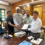 অর্থ আত্মসাৎ ও প্রতারণার মামলায় সিটি গ্রুপের চেয়ারম্যান হাসানসহ পাঁচজনের বিরুদ্ধে গ্রেফতারি পরোয়ানা  অর্থ আত্মসাৎ, প্রতারণা ও বিশ্বাসভঙ্গের অভিযোগে দায়ের করা এক মামলায় সংবাদভিত্তিক বেসরকারি টেলিভিশন চ্যানেল সময় টেলিভিশনের পরিচালক ও সিটি গ্রুপের চেয়ারম্যান মোহাম্মদ হাসানসহ পাঁচজনের বিরুদ্ধে গ্রেফতারি পরোয়ানা জারি করেছেন আদালত।  মঙ্গলবার ঢাকার চিফ মেট্রোপলিটন ম্যাজিস্ট্রেট আদালতের বিচারক ইশরাত জাহান এ আদেশ দেন।  মামলার অপর আসামিরা হলেন সময় টেলিভিশনের মার্কেটিং বিভাগের সাবেক প্রধান আহসানুল ইসলাম, সাবেক সিনিয়র ম্যানেজার আয়েশা সিদ্দিকা, বর্তমান ব্যবস্থাপনা পরিচালক শম্পা রহমান এবং সাবেক চেয়ারম্যান মোরশেদুল ইসলাম।  মামলার এজাহার সূত্রে জানা যায়, ২০২৪-২৫ অর্থবছরে বিজ্ঞাপনের বিল বাবদ আদায়কৃত প্রায় ৫ কোটি ৩৪ লাখ ৫৮ হাজার ২৮৩ টাকা আত্মসাতের অভিযোগ উঠেছে। অভিযোগ অনুযায়ী, মার্কেটিং বিভাগের সাবেক প্রধান আহসানুল ইসলাম ও সাবেক সিনিয়র ম্যানেজার আয়েশা সিদ্দিকা পরস্পর যোগসাজশে এ অর্থ আত্মসাত করেন এবং এ কাজে প্রতিষ্ঠানের ঊর্ধ্বতন কর্মকর্তাদের সহযোগিতা ছিল বলে দাবি করা হয়েছে।  এজাহারে আরও উল্লেখ করা হয়, ২০২৪-২৫ অর্থবছরের বিজ্ঞাপনের বিলের হিসাব চাওয়া হলে আহসানুল ইসলাম বিভিন্ন অজুহাতে সময়ক্ষেপণ করেন এবং পরে ২০২৬ সালের জানুয়ারিতে চাকরি ছাড়েন। একই সময়ে আয়েশা সিদ্দিকাও চাকরি ত্যাগ করেন। তবে কেউই প্রতিষ্ঠানের কাছে সংশ্লিষ্ট হিসাব বুঝিয়ে দেননি।  পরবর্তীতে প্রতিষ্ঠানের হিসাব বিভাগ অনুসন্ধান করে দেখতে পায়, বিজ্ঞাপনদাতাদের কাছ থেকে আদায়যোগ্য ৫ কোটি ৩৪ লাখ ৫৮ হাজার ২৮৩ টাকা মার্কেটিং বিভাগের সিদ্ধান্তে মওকুফ দেখানো হয়েছে। এ বিষয়ে প্রশ্ন করা হলে সংশ্লিষ্টরা দাবি করেন, মোহাম্মদ হাসান, শম্পা রহমান ও মোরশেদুল ইসলামের সিদ্ধান্তে বোর্ড সভার মাধ্যমে ওই বিল মওকুফ করা হয়েছিল। তবে অভিযোগ অনুযায়ী, এ দাবির পক্ষে কোনো বোর্ড সভার নথি উপস্থাপন করা হয়নি।  মামলায় আরও বলা হয়েছে, অভিযুক্তরা নিজেদের দায়িত্ব ও ক্ষমতার অপব্যবহার করে পরস্পরের যোগসাজশে প্রায় সাড়ে পাঁচ কোটি টাকা আত্মসাত করেছেন।  এ ঘটনায় আদালত এর আগে ৭ জুলাই আসামিদের আদালতে হাজির হওয়ার জন্য সমন জারি করেন। তবে নির্ধারিত দিনে কেউ আদালতে উপস্থিত হননি। তাদের পক্ষে সময় টেলিভিশনের সিইও জোবায়ের বাবু আদালতে উপস্থিত হয়ে জানান, কোম্পানির বোর্ড সভার মাধ্যমে তিনি পাওয়ার অব অ্যাটর্নি পেয়েছেন।  মামলার সঙ্গে সংশ্লিষ্ট একটি পক্ষের অভিযোগ, শুনানিকে ভিন্ন খাতে নেওয়ার উদ্দেশ্যে আদালত প্রাঙ্গণে প্রভাব বিস্তারের চেষ্টা করা হয়। তবে এ বিষয়ে আদালতের পক্ষ থেকে কোনো মন্তব্য পাওয়া যায়নি।  এ ছাড়া অভিযোগ রয়েছে, ৬ জুলাই জোবায়ের বাবু মামলার বাদী পরিবর্তনের চেষ্টা করেছিলেন। বাদীপক্ষের আইনজীবীরা বিষয়টি আদালতের নজরে আনলে সেই উদ্যোগ সফল হয়নি বলে দাবি করা হয়।  উভয় পক্ষের বক্তব্য শুনানি শেষে আদালত পাঁচ আসামির বিরুদ্ধে গ্রেফতারি পরোয়ানা জারি করেন।  মামলায় বাদীপক্ষের আইনজীবী হিসেবে ছিলেন অ্যাডভোকেট সালাউদ্দিন, ব্যারিস্টার সোহেল, অ্যাডভোকেট মাহমুদুল হাসান ও অ্যাডভোকেট নিহার।