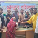 পাইকগাছায় হতদরিদ্র নারীদের মাঝে ২৫টি সেলাই মেশিন বিতরণ