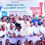 সুন্দরবন সংলগ্ন নীলডুমুর বাজার দূষণমুক্ত রাখতে ব্যবসায়ীদের মাঝে ডাস্টবিন বিতরণ
